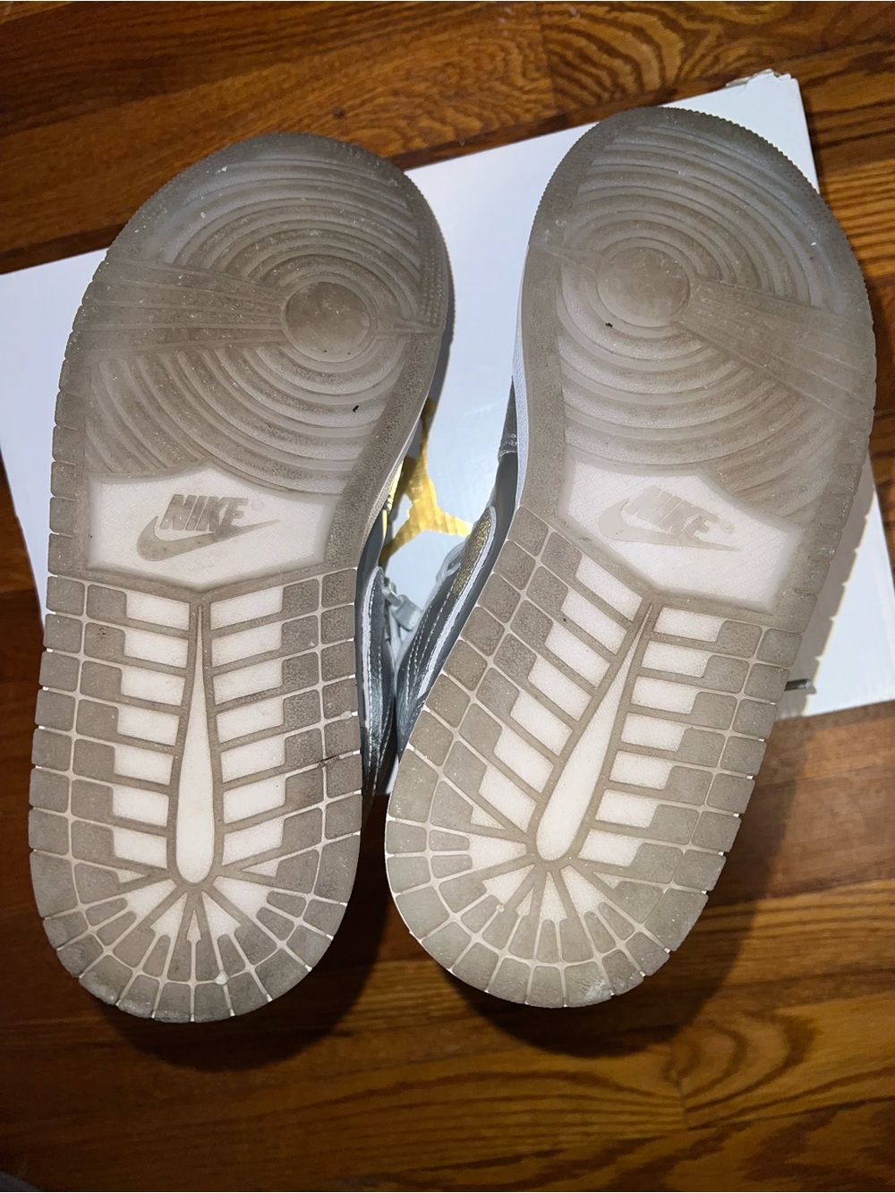 Jordan WMNS Low SE Sneakers in White & Metallic Silver - Picture 5 of 6